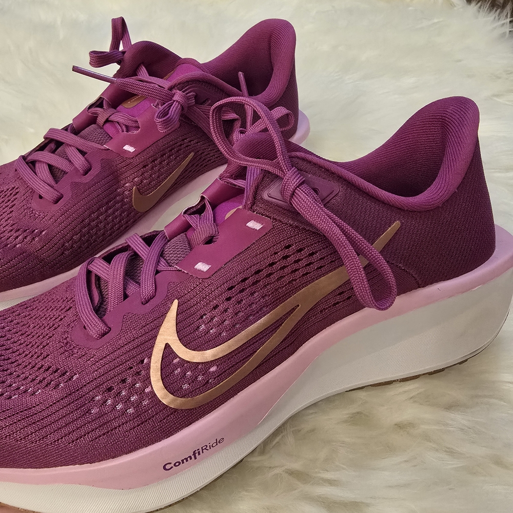 Nike Quest 6 Women's Hot Fuchsia, Pink and Gold Athletic Running Shoes Size 8